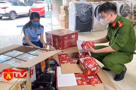 Phát hiện hàng nghìn gói cánh gà, xúc xích ăn liền không rõ nguồn gốc