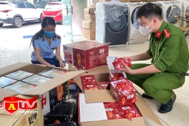 Phát hiện hàng nghìn gói cánh gà, xúc xích ăn liền không rõ nguồn gốc