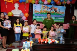 "Con ngoan trò giỏi, bố mẹ thêm quyết tâm, gắn bó công việc"