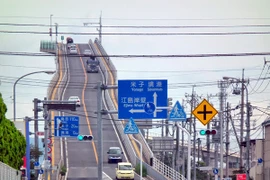 Đứng tim "leo dốc" trên cây cầu nguy hiểm bậc nhất thế giới