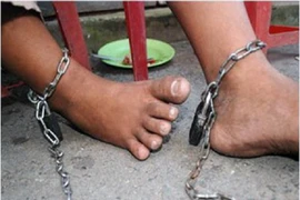 Cha mẹ xích con trong nhà suốt 8 giờ