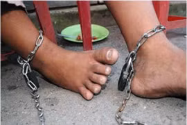 Cha mẹ xích con trong nhà suốt 8 giờ