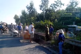 Xe máy mắc kẹt, nam thanh niên bị tàu hỏa đâm tử vong