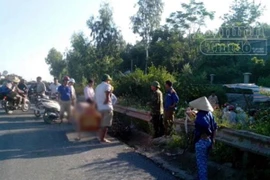 Xe máy mắc kẹt, nam thanh niên bị tàu hỏa đâm tử vong