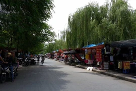 Chợ tự phát đầu Cầu Lủ đã thông thoáng