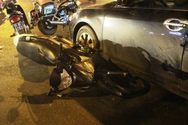 Ô tô Camry gây tai nạn cho loạt xe máy ở vòng xoay Dân Chủ