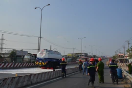 Ứng cứu xe bồn bị tai nạn, xăng chảy tràn trên đường