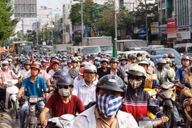 Nhiều đường kẹt cứng vì fan cuồng đón nhóm nhạc T-Ara từ Hàn Quốc