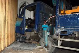 Mất phanh, xe cẩu lao khỏi dải phân cách, 2 người bị thương nặng