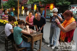 Mang nghề ra hè phố phô diễn để... khỏi quên