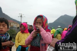 Xuống chợ thử váy, mang xuân về bản