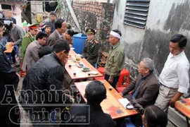 Đại tang phủ trắng triền đê sông Đáy