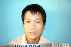 Hiếp dâm xong… lăn ra ngủ quên dưới gầm giường