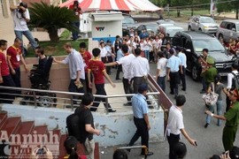 Xem Nick Vujicic nhảy theo nhạc cùng thiếu nhi Hà Nội 