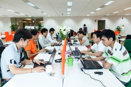 Miễn phí và tặng điện thoại khi khai thuế, hải quan qua mạng