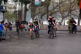 Hàng nghìn người đi xe đạp, hưởng ứng "Giờ trái đất 2013"