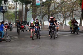 Hàng nghìn người đi xe đạp, hưởng ứng "Giờ trái đất 2013"