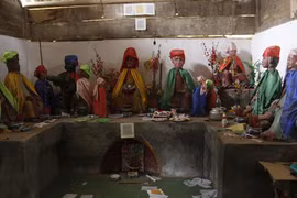 Mục sở thị những pho tượng tay cầm quả anh túc