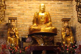 Bí ẩn về pho tượng đôi "một quỳ sấp - một ngồi"