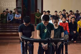  Bé gái bị ba thanh niên giữ chân tay hãm hiếp 2 lần trong một ngày