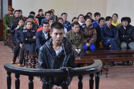 Kẻ đồi bại hiếp bé gái còn dám vác dao đuổi chém bố nạn nhân