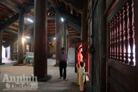 Xem nghệ thuật chạm khắc hiếm có ở "Công Phong Cốc Đình"