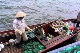 Cá ngửa bụng hàng tạ trên mặt hồ Tây bốc mùi xú uế