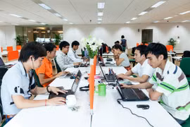 Miễn phí và tặng điện thoại khi khai thuế, hải quan qua mạng