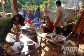 Cặp bánh tình yêu trong Tết “đụng” ở Phiêng Luông