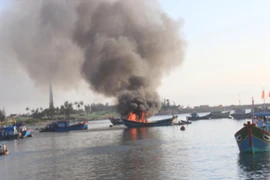 Chập điện, cháy hai tàu cá