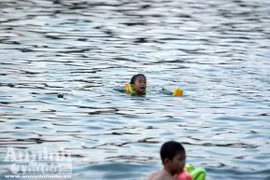 Hàng trăm trẻ em lao mình xuống ao "kêu cứu"