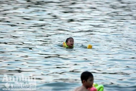 Hàng trăm trẻ em lao mình xuống ao "kêu cứu"