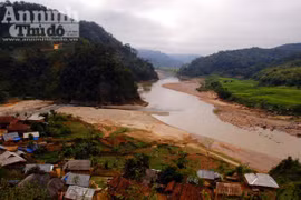 Có một dòng sông ba màu nước