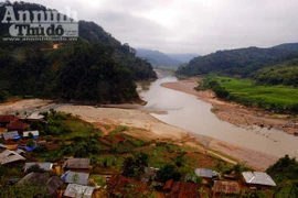 Có một dòng sông ba màu nước