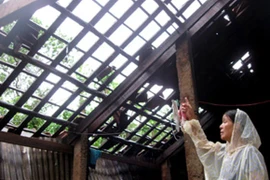 Lốc xoáy, làm kính bay 2 người dân bị thương