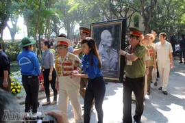 Lặng lẽ sắc áo xanh trong dòng người thành kính viếng Đại tướng