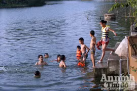 "Bể bơi khủng" giữa làng