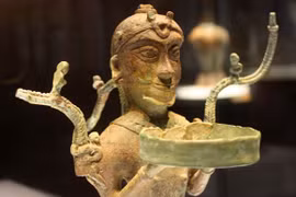 Xem những cây đèn cổ là bảo vật Quốc gia