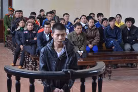 Kẻ đồi bại hiếp bé gái còn dám vác dao đuổi chém bố nạn nhân