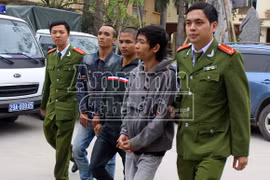 Giả danh công an, chặn đường ép người vào nghĩa trang để cướp