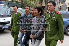 Giả danh công an, chặn đường ép người vào nghĩa trang để cướp