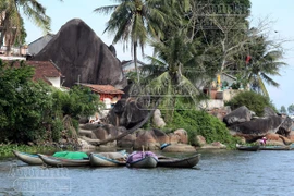 Chạm vào Cổ Lũy cô thôn để cảm nhận rõ “nhất bộ dị trạng”