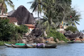 Chạm vào Cổ Lũy cô thôn để cảm nhận rõ “nhất bộ dị trạng”