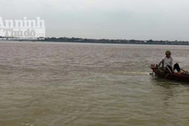 "Hành trình sự thật” của nước tam giang Bạch Hạc trong can nhựa (2)