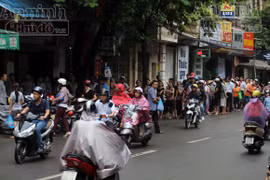 Chuyện “lạ” ở phố Thụy Khuê: Xếp hàng dài trong mưa chờ mua bánh