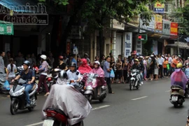 Chuyện “lạ” ở phố Thụy Khuê: Xếp hàng dài trong mưa chờ mua bánh