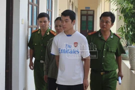 Người đàn bà và 2 thanh niên "xơi tái" các trạm bơm