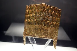 Chiêm ngưỡng 2 chiếc mũ bằng vàng, làm thủ công cực tinh xảo