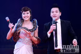 Người đẹp dẫn chương trình với trăn... tinh
