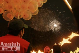 Rực rỡ màn pháo hoa chào xuân bên hồ Gươm